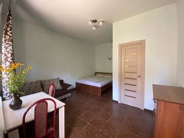 Cемейный номер с собственной ванной комнатой в Гостевом доме Guest House Kiparis